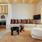 Villa North Santorini - A Luxury Pýrgos