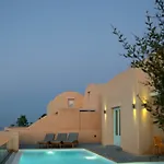 Villa North Santorini - A Luxury Pýrgos