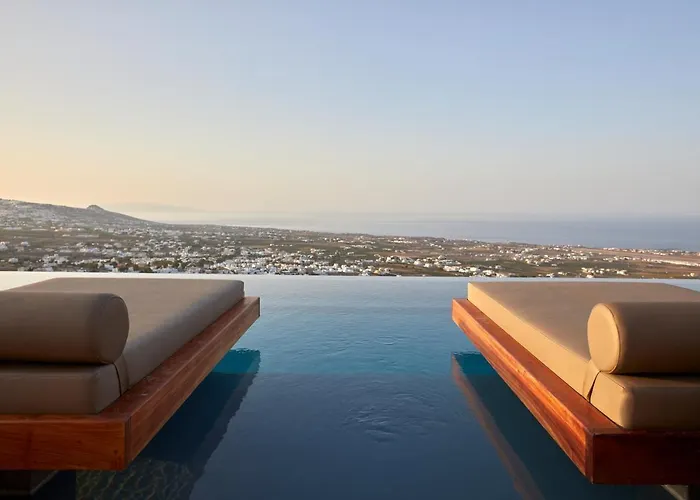 Villa North Santorini - A Luxury Pýrgos